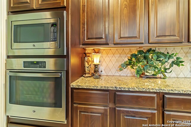 Listing photo id 17 for 8905 Soaring Oak