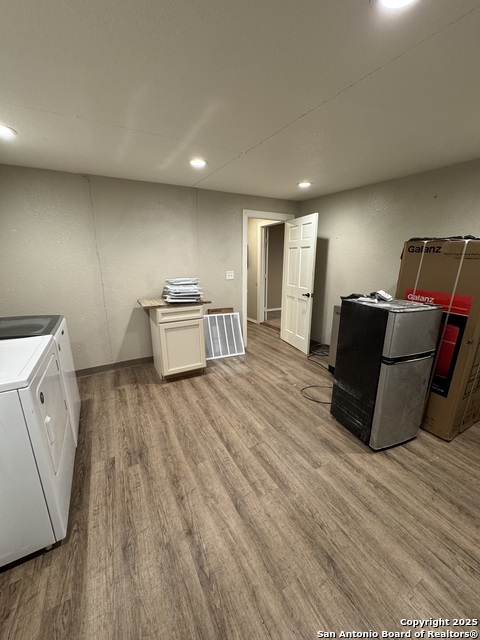 Listing photo id 12 for 1108 Coll W