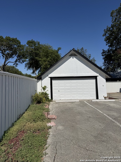 Listing photo id 13 for 1108 Coll W