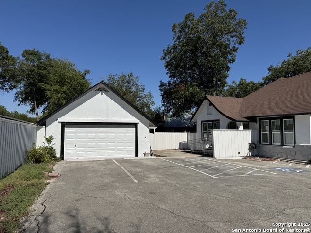 Listing photo id 0 for 1108 Coll W