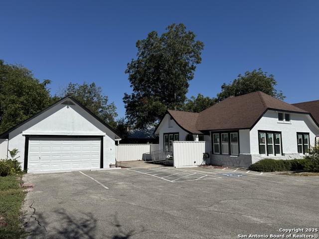 Listing photo id 1 for 1108 Coll W