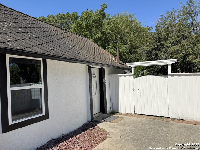 Listing photo id 2 for 1108 Coll W