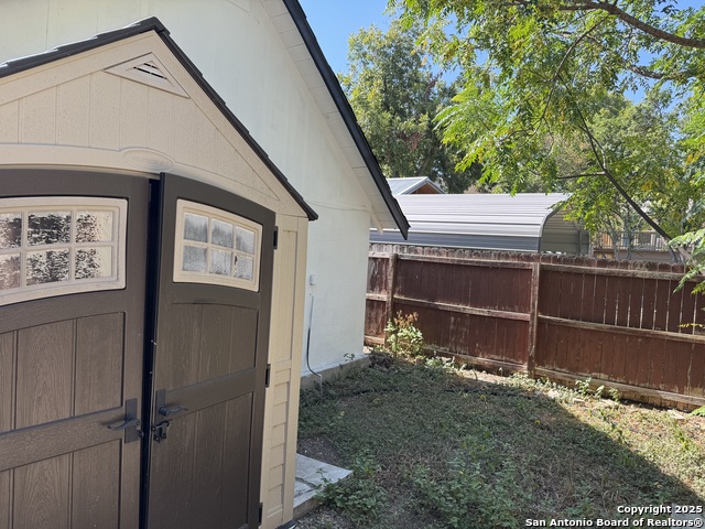 Listing photo id 3 for 1108 Coll W