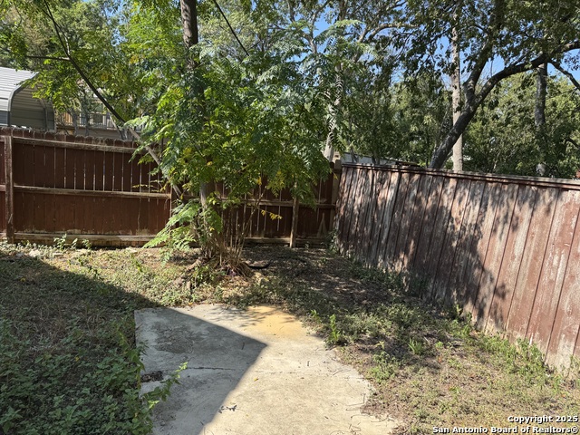 Listing photo id 4 for 1108 Coll W