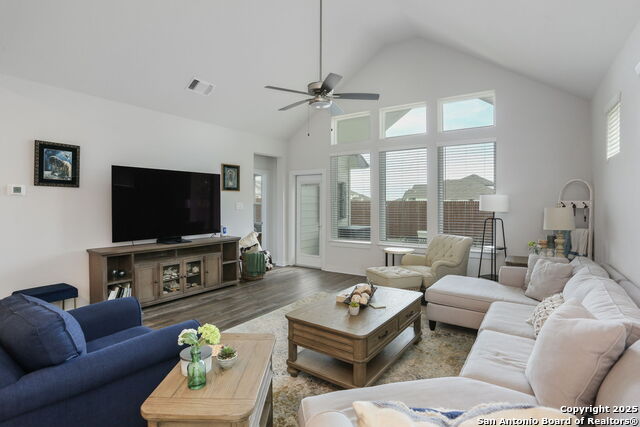 Listing photo id 4 for 904 Brook