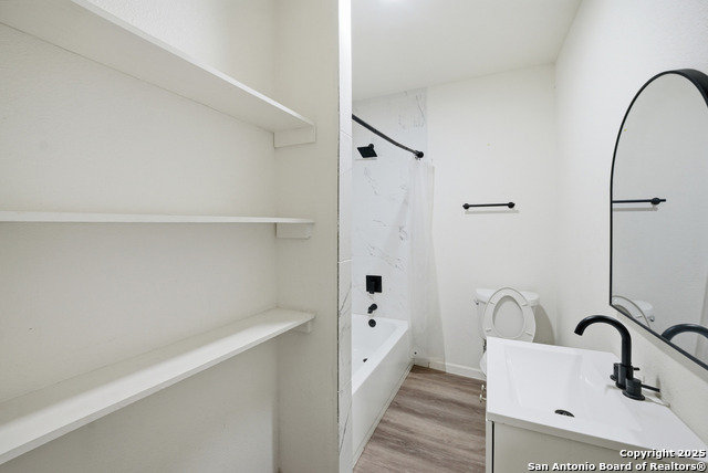 Listing photo id 8 for 2215 Elmendorf Street N