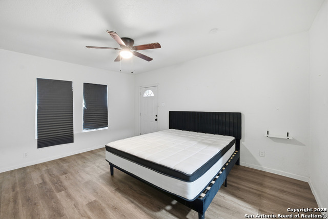 Listing photo id 9 for 2215 Elmendorf Street N