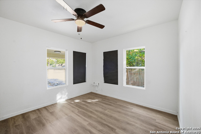 Listing photo id 11 for 2215 Elmendorf Street N