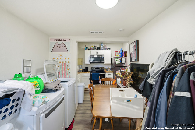 Listing photo id 13 for 2215 Elmendorf Street N