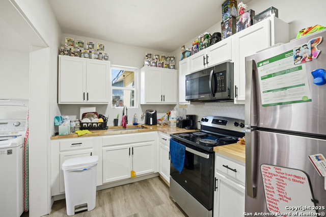 Listing photo id 14 for 2215 Elmendorf Street N