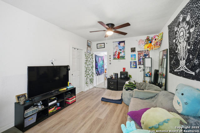 Listing photo id 15 for 2215 Elmendorf Street N