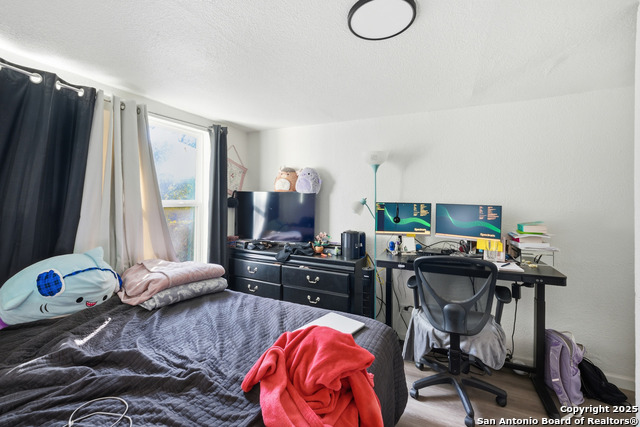 Listing photo id 17 for 2215 Elmendorf Street N