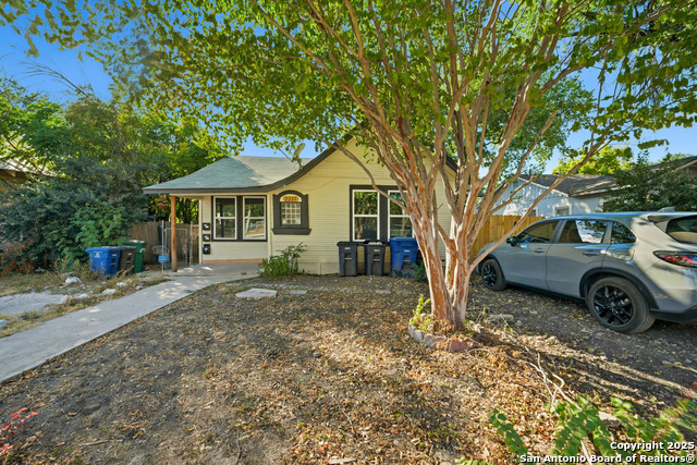 Listing photo id 0 for 2215 Elmendorf Street N