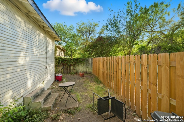 Listing photo id 21 for 2215 Elmendorf Street N