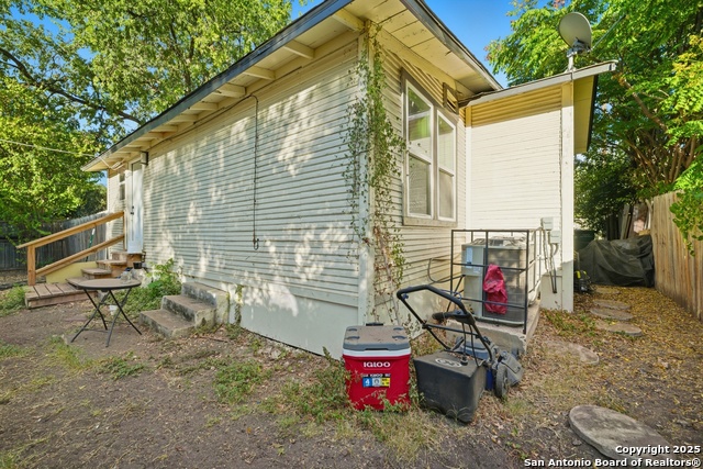 Listing photo id 22 for 2215 Elmendorf Street N