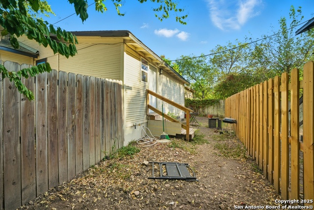 Listing photo id 23 for 2215 Elmendorf Street N