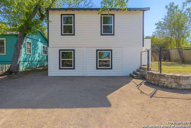 Listing photo id 24 for 2215 Elmendorf Street N