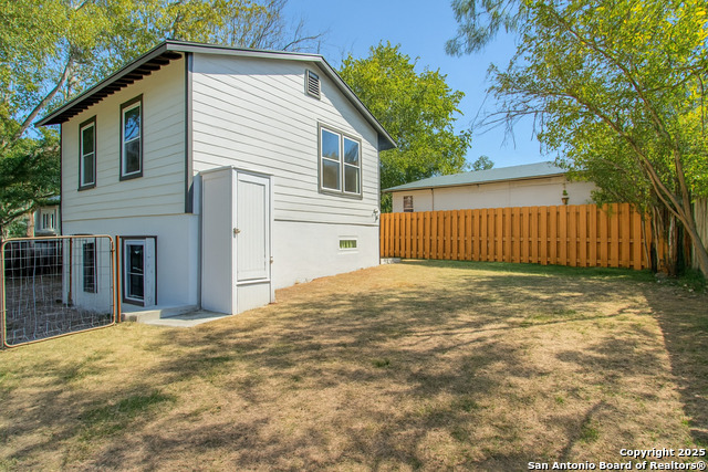 Listing photo id 25 for 2215 Elmendorf Street N