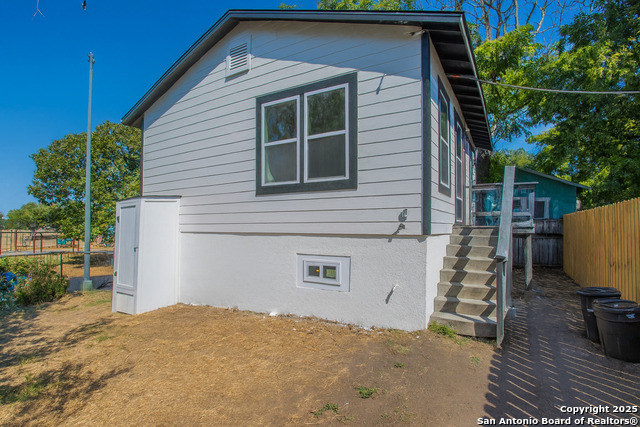 Listing photo id 26 for 2215 Elmendorf Street N