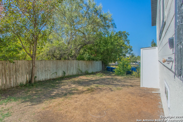 Listing photo id 27 for 2215 Elmendorf Street N