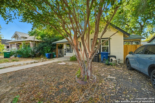 Listing photo id 1 for 2215 Elmendorf Street N