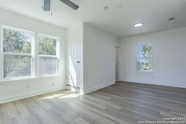 Listing photo id 29 for 2215 Elmendorf Street N