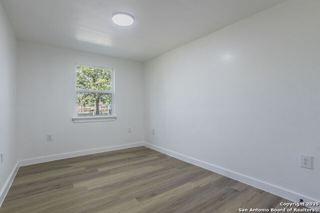 Listing photo id 34 for 2215 Elmendorf Street N