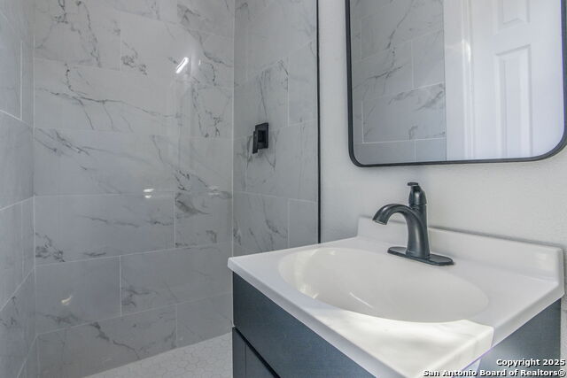 Listing photo id 35 for 2215 Elmendorf Street N