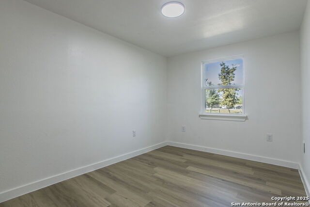 Listing photo id 36 for 2215 Elmendorf Street N