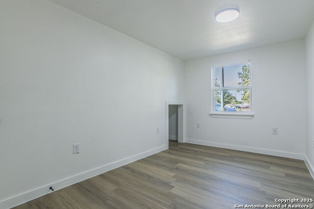 Listing photo id 37 for 2215 Elmendorf Street N