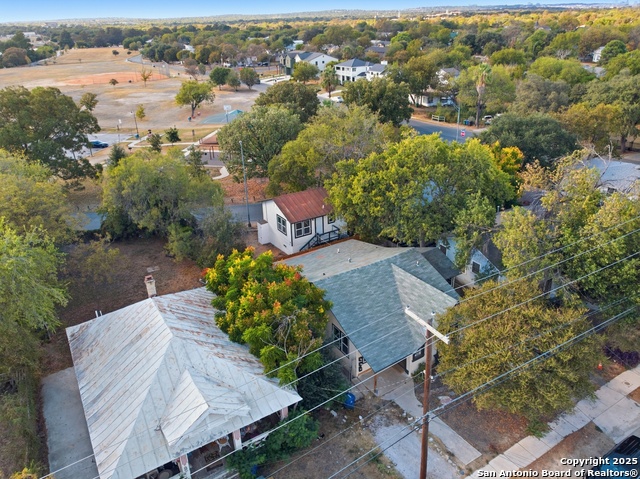 Listing photo id 41 for 2215 Elmendorf Street N