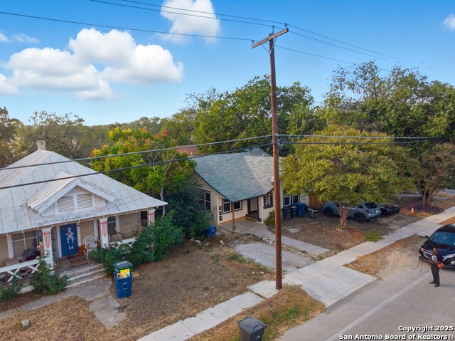 Listing photo id 3 for 2215 Elmendorf Street N