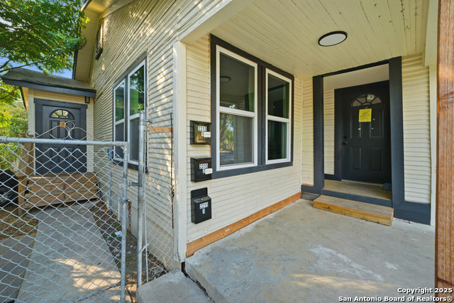Listing photo id 4 for 2215 Elmendorf Street N