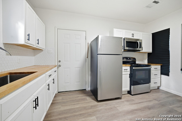 Listing photo id 5 for 2215 Elmendorf Street N