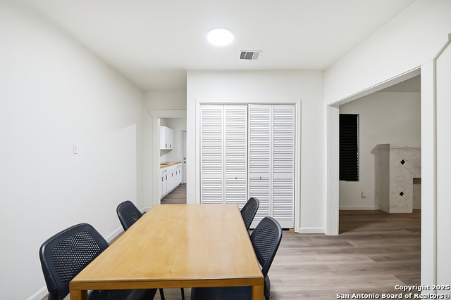 Listing photo id 6 for 2215 Elmendorf Street N