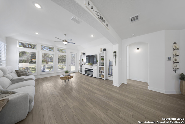 Listing photo id 11 for 1617 Cullanne Park