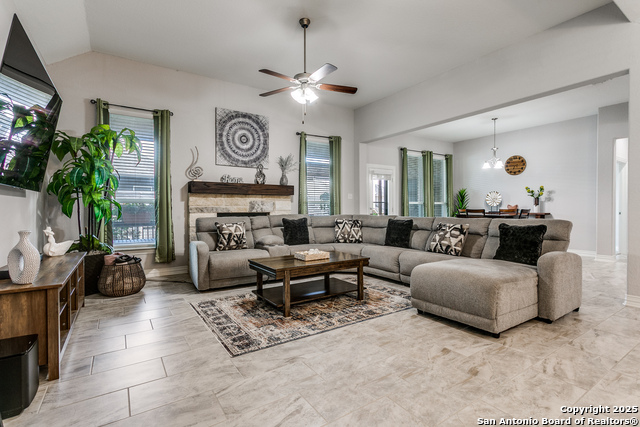 Listing photo id 5 for 1137 Limestone Way