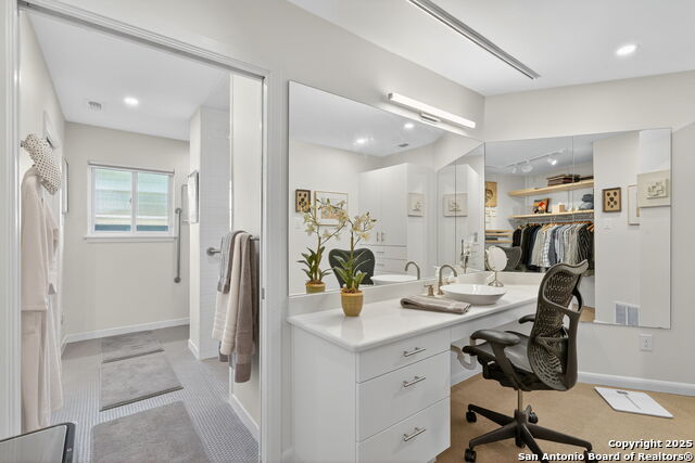 Image 20 of 31 For 300 Towne Vue