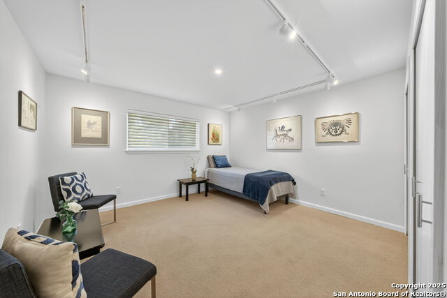 Image 23 of 31 For 300 Towne Vue