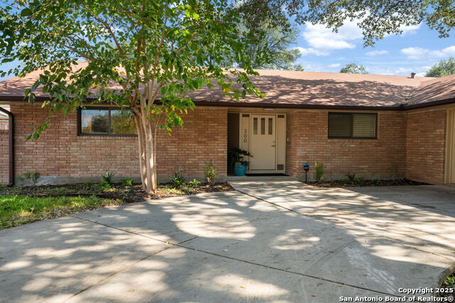 Image 3 of 31 For 300 Towne Vue