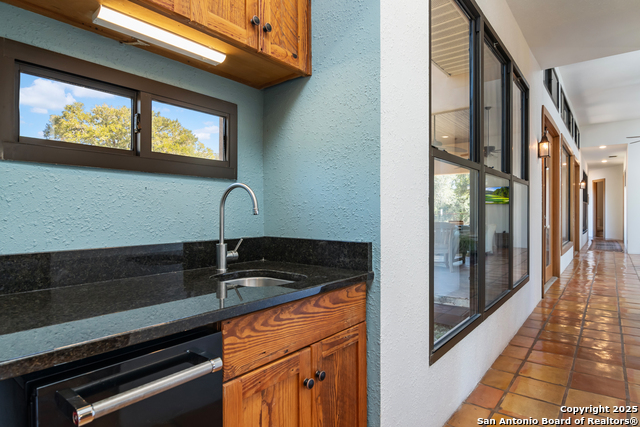 Listing photo id 12 for 4025 Marion  