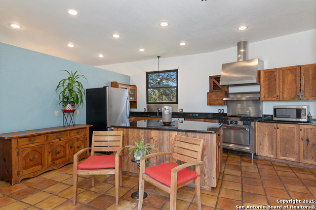 Listing photo id 13 for 4025 Marion  