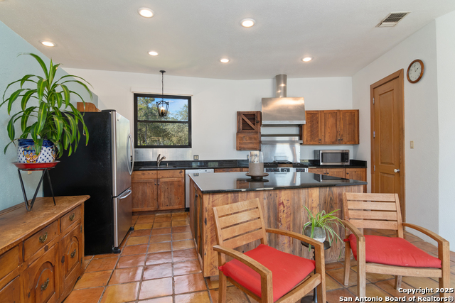 Listing photo id 14 for 4025 Marion  