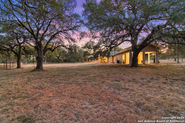 Listing photo id 15 for 4025 Marion  