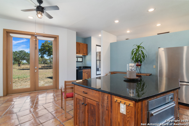 Listing photo id 16 for 4025 Marion  