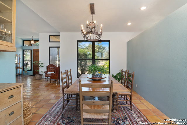 Listing photo id 17 for 4025 Marion  