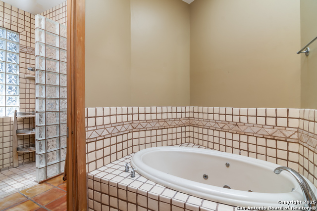 Listing photo id 21 for 4025 Marion  