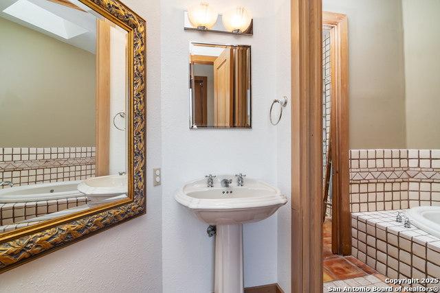 Listing photo id 22 for 4025 Marion  