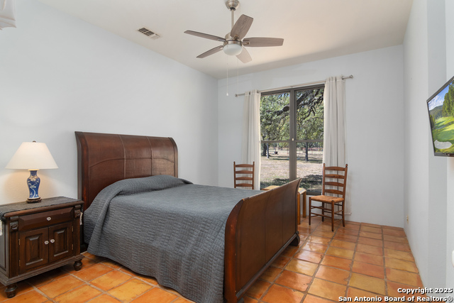 Listing photo id 23 for 4025 Marion  