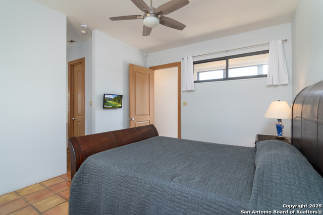 Listing photo id 24 for 4025 Marion  